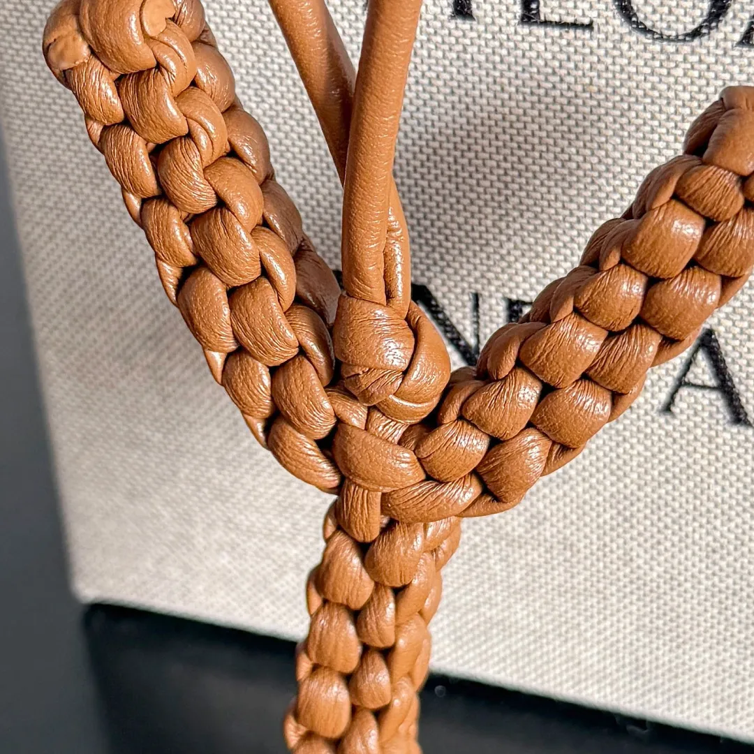 Batch 420 Let’s see what new cute little thing BV has released~ It’s this letter pendant, which is different from the puppy pendant. The weaving of this letter is more three-dimensional, and the material is very solid, and it is not easy to deform even if it is folded. Style number: Y